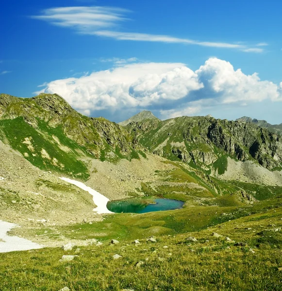 Małe górskie jezioro z wyspą — Zdjęcie stockowe