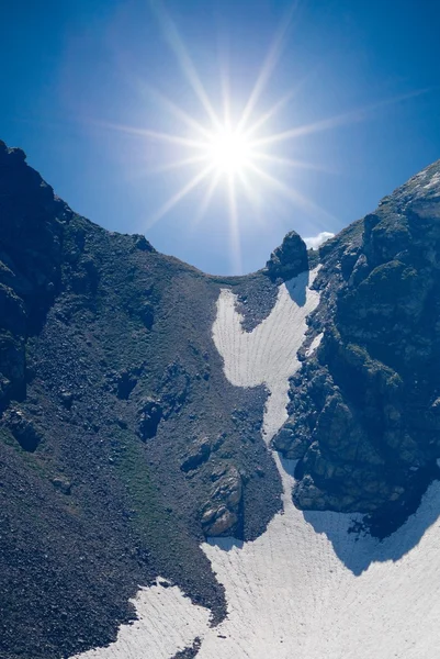 Sole sotto il passo di montagna — Foto Stock