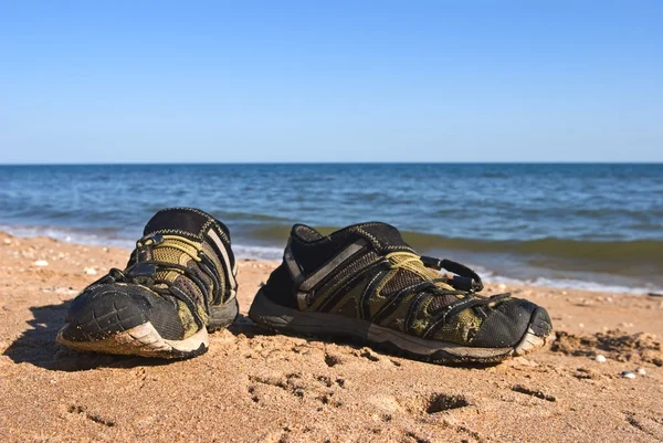 Beach slippers on a coast — Stock Photo, Image