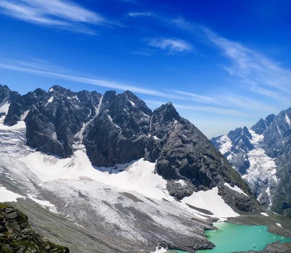 Lago di smeraldo ai piedi della montagna — Foto Stock