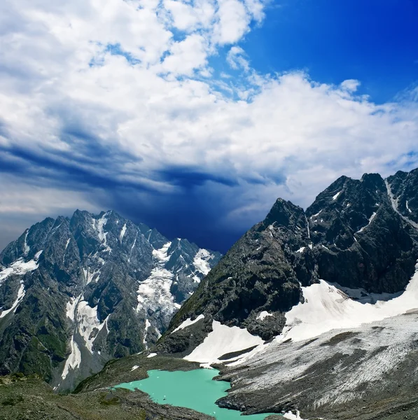 Malé jezero v horském svahu — Stock fotografie