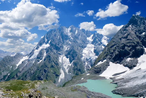 Lac d'émeraude au pied des montagnes — Photo