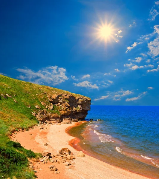 Искрящееся солнце над морской бухтой — стоковое фото
