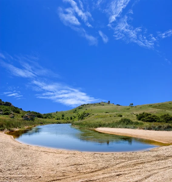 Blå sjön på en hills — Stockfoto