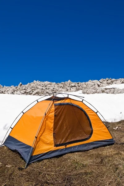 Pomarańczowy namiot turystyczne na śniegu — Zdjęcie stockowe