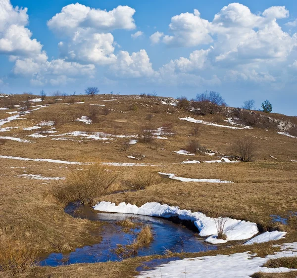 Pequeño lago en una colina de primavera — Foto de Stock