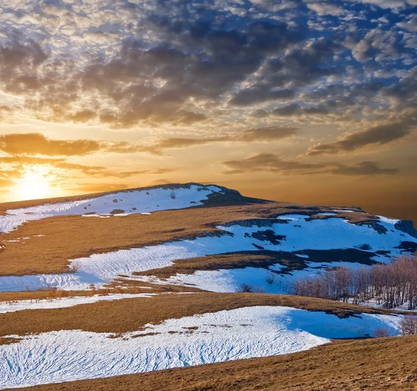 Coucher de soleil dans une colline printanière — Photo
