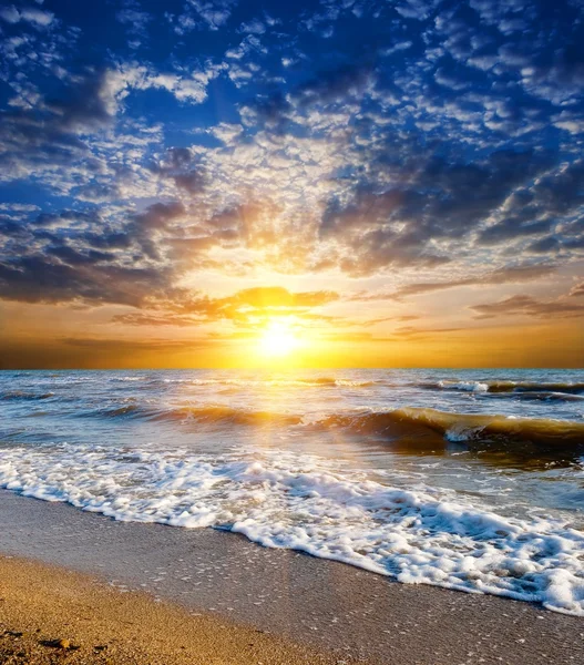 Zonsondergang op een zee — Stockfoto