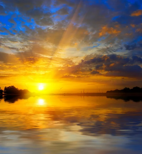 Coucher de soleil majestueux sur un lac — Photo
