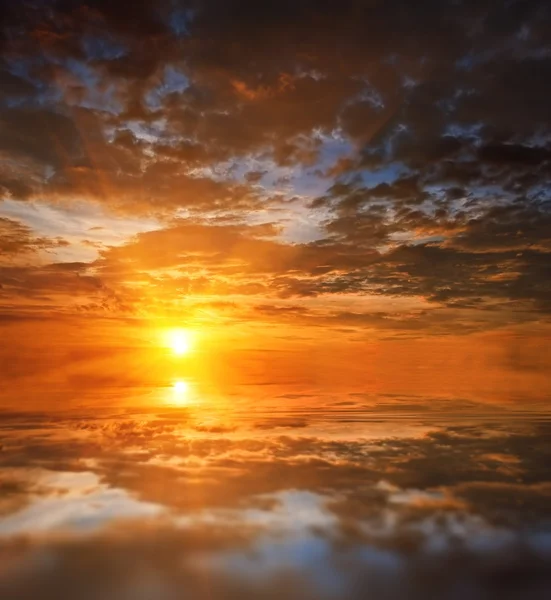 Gölde görkemli günbatımı — Stok fotoğraf