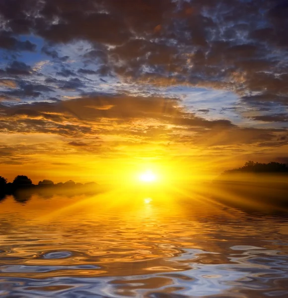 雄伟壮观的日落反映在水中 — 图库照片