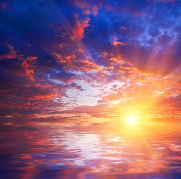 湖上的雄伟壮观日落 — 图库照片