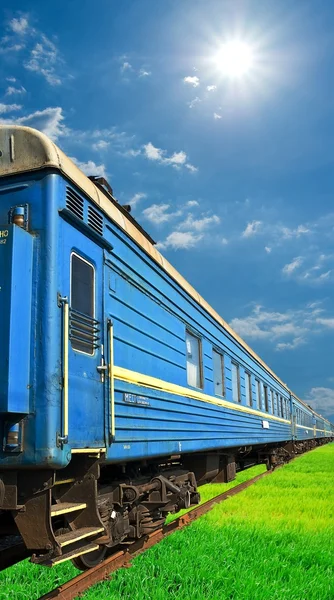 Синий поезд на железной дороге — стоковое фото
