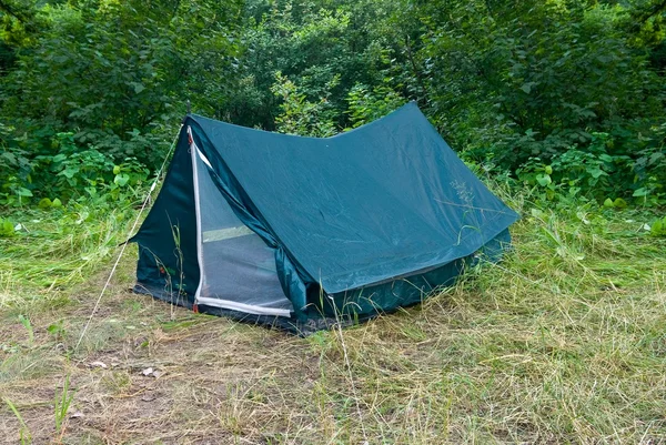 Touristisches Zelt im Wald — Stockfoto