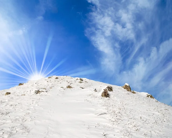 Solopgang om vinteren i bjergene - Stock-foto