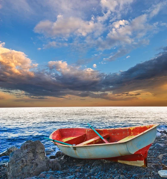 Pequeno barco em uma costa do mar — Fotografia de Stock