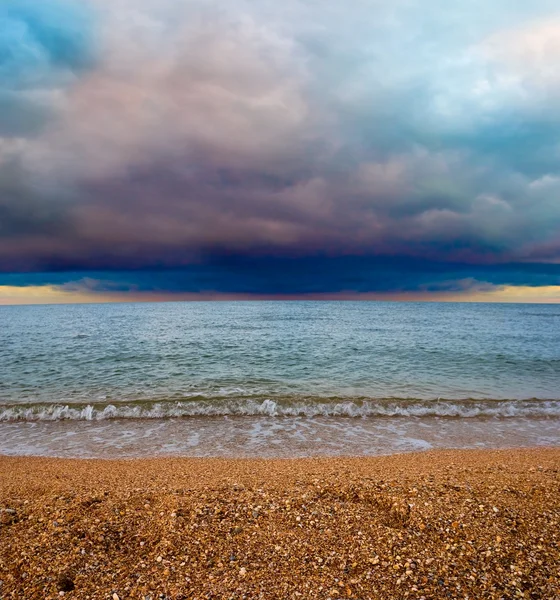La costa marina bajo las nubes densas — Foto de Stock