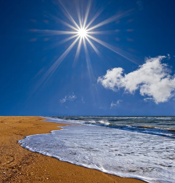 Bella costa estiva del mare — Foto Stock