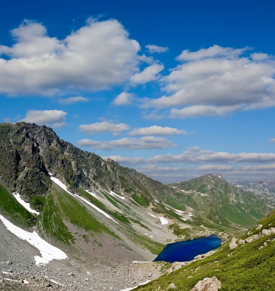 Małe niebieskie jezioro w górach — Zdjęcie stockowe