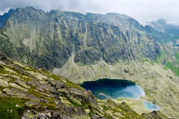 Emerald lake i en Tatrabergen — Stockfoto