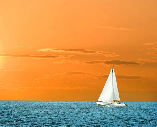 Segel båt på en kväll himmel bakgrund — Stockfoto