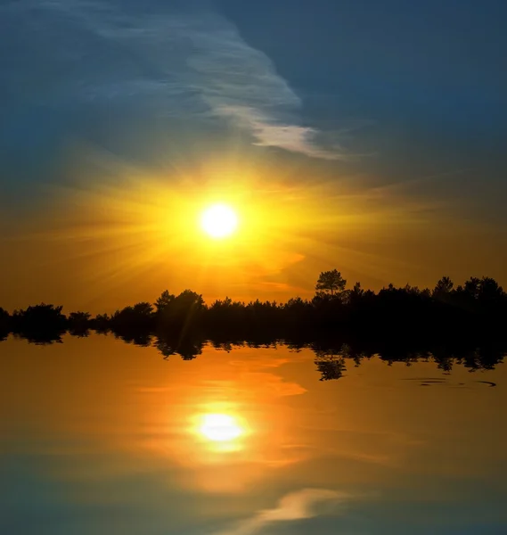 湖畔に劇的な夕日 — ストック写真
