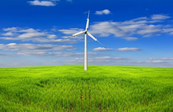 绿色的田野间的风力发电机组 — 图库照片