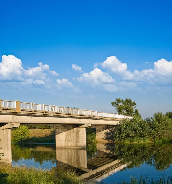 Pont en pierre sur une rivière — Photo