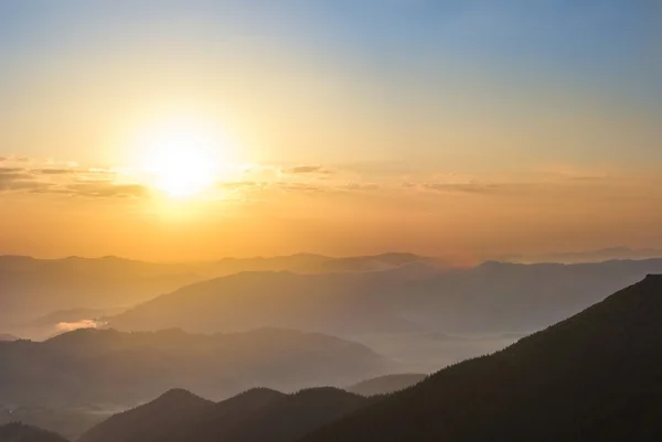 Schöner Sonnenaufgang in den Bergen — Stockfoto