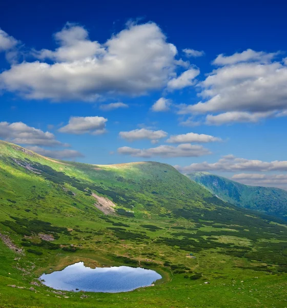 緑の山々 に美しい小さな湖 — ストック写真
