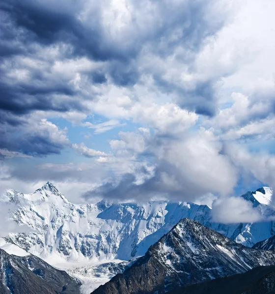 積雪の山ピーク — ストック写真