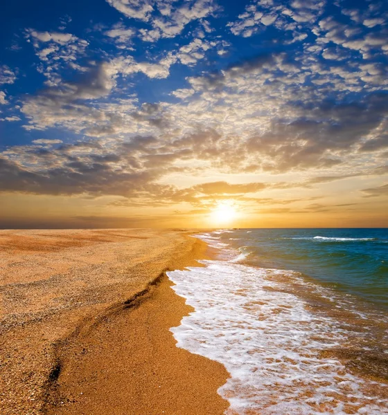 Solnedgång på en havskust — Stockfoto