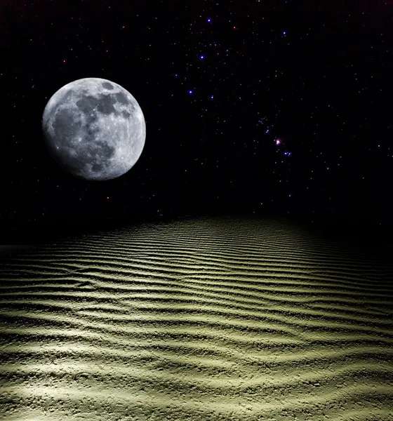 Lua ergue-se sobre um deserto de areia — Fotografia de Stock