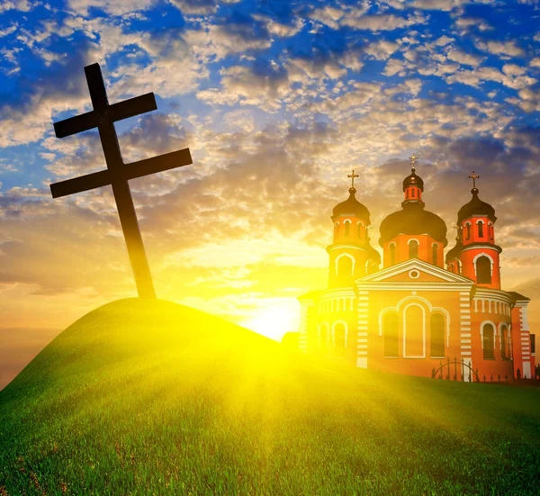 Igreja cristã e cruz por um pôr do sol — Fotografia de Stock