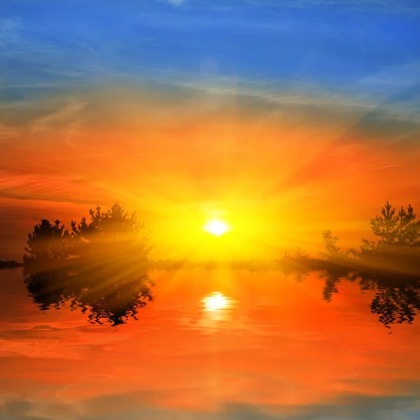 Pôr-do-sol dramático num lago — Fotografia de Stock