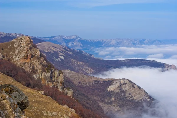 Yoğun bulutlar dağ yamacı — Stok fotoğraf