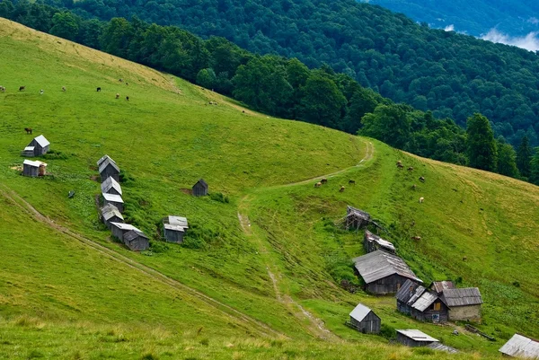 Pueblo en una ladera de montaña — Foto de Stock