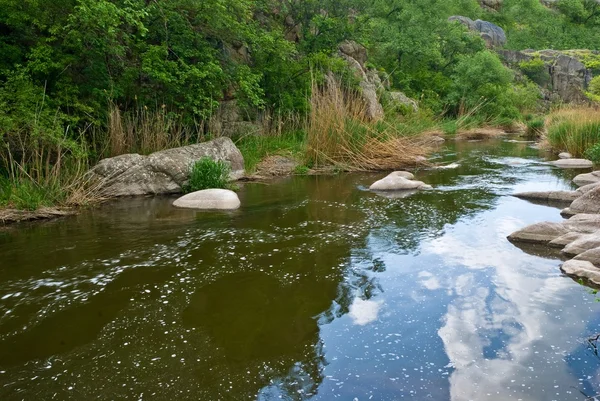 Lugna floden bland en stenar — Stockfoto