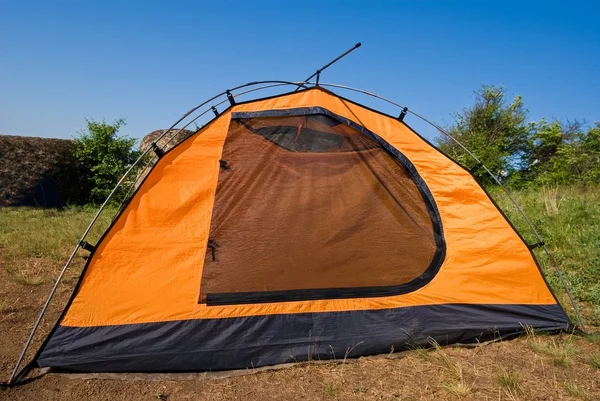 Pomarańczowy namiot turystyczne wśród pól — Zdjęcie stockowe