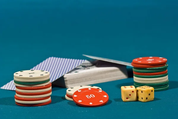 Jugar a las cartas y las fichas en un fieltro verde — Foto de Stock