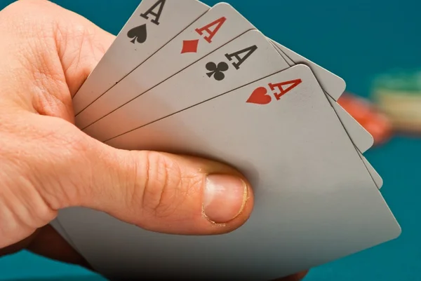 Spielkarten in einer Hand — Stockfoto