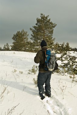 hombre caminando en una nieve