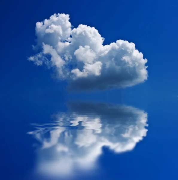 Bir suya yansıyan güzel bulut — Stok fotoğraf