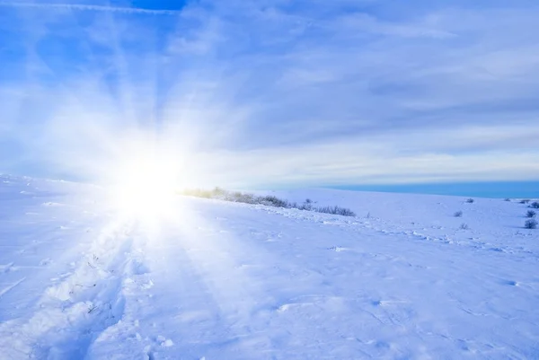 Зимняя снежная равнина в лучах сияющего солнца — стоковое фото