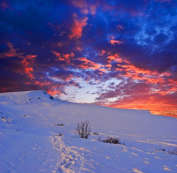 La noche en las montañas invernales — Foto de Stock