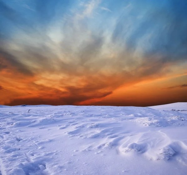 在冰天雪地的平原日落 — 图库照片