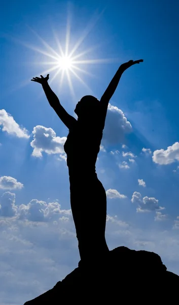 ผู้หญิง สีลูเอท เอาดวงอาทิตย์ — ภาพถ่ายสต็อก