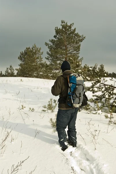 在雪中行走的人 — 图库照片