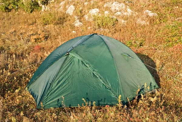 잔디에 여행용 텐트 — 스톡 사진
