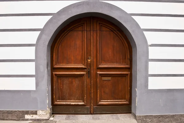 Drzwi drewniane w ścianie — Zdjęcie stockowe